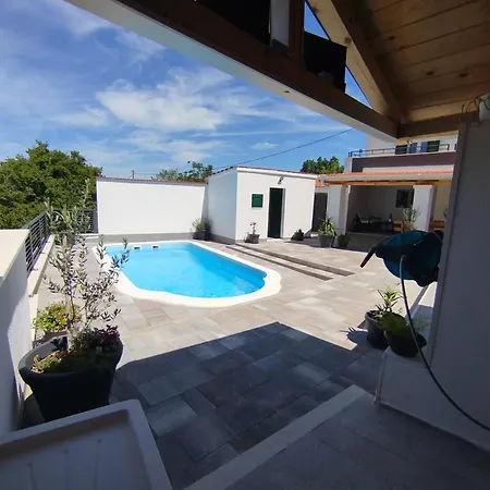 Luce With Private Pool Near Trogir Ljubitovica