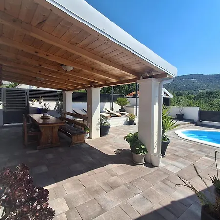 Luce With Private Pool Near Trogir Ljubitovica